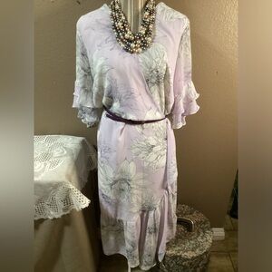 VINCE CAMUTO LILA W/FLORAL DESING w/ Pearl necklace.